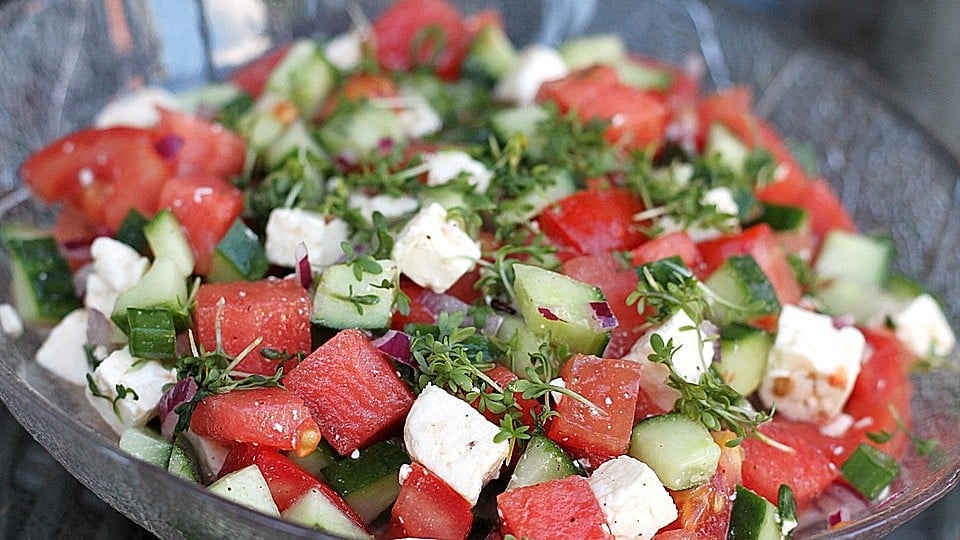 Wassermelonensalat mit Feta, Gurke und Tomaten