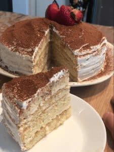 tiramisu torte mit himbeeren