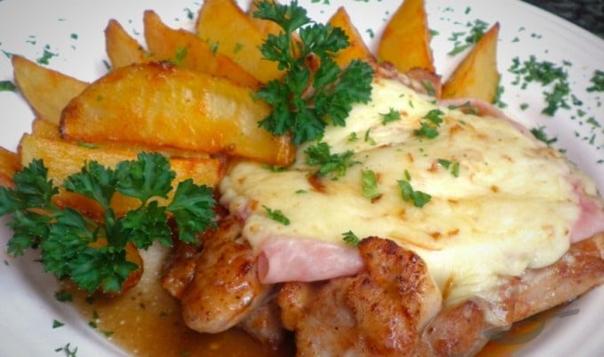 Hähnchensteaks mit Schinken und Räucherkäse überbacken, mit Sahne-Kartoffeln serviert !