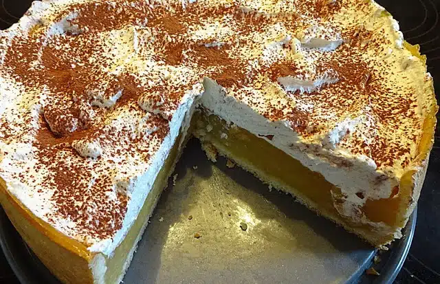 apfelkuchen mit pudding und sahne