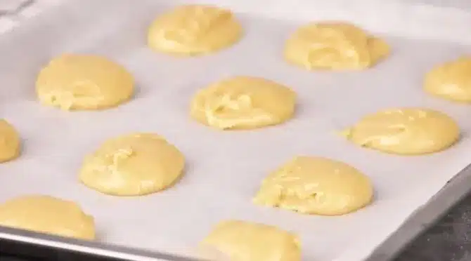 Diese 5-Minuten-Zitronenplätzchen sind schnell und einfach zubereitet und schmelzen im Mund. Ein köstlicher Leckerbissen für jeden Zitronenliebhaber