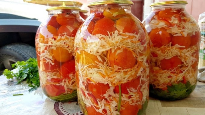 eingemachter Tomaten-Möhren-Weißkohl-Salat