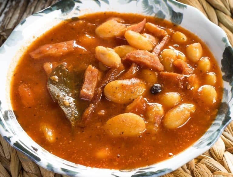Die beste und üppigste ungarische Bohnen-Suppe. Für jeden Anlass empfehlenswert