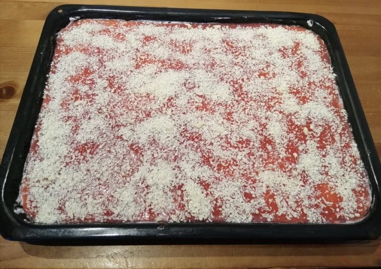 Kuchen mit Löffelbiskuit und Quark: Ein Schneewittchen-Traum in Erdbeer