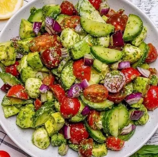 Salat mit Avocado, Tomate und Gurke: Ein Frischer Genuss für den Körper