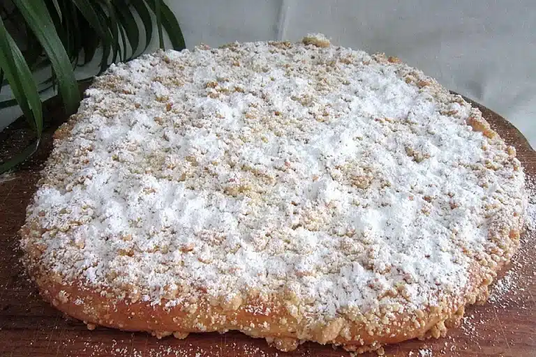 Einfacher Streuselkuchen nach Omas Rezept – Ein fluffiger Hefeteig, darauf eine Schicht knuspriger Butterstreusel