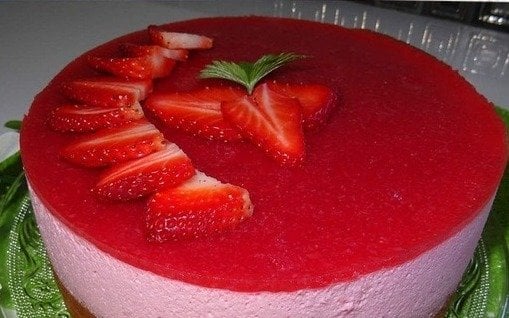 Super Fruchtige sommerliche Torte für viele Gelegenheiten: Erdbeermousse Torte
