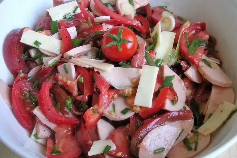 Leichter Salat – perfekt als Beilage zum Grillen: Pikanter Paprika Käse Wurst Salat