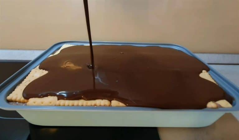 Schneller Schokoladenkuchen ohne Backen mit Pudding und Ganache-Zuckerguss: Ideal, wenn Sie nicht viel Zeit haben oder den Ofen nicht einschalten möchten