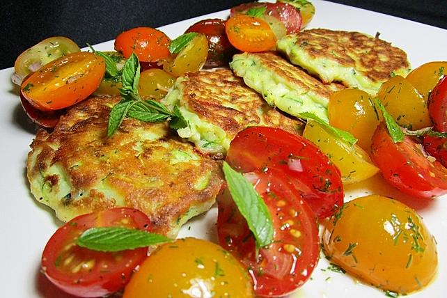 Zucchini-Ricotta-Puffer mit buntem Tomatensalat