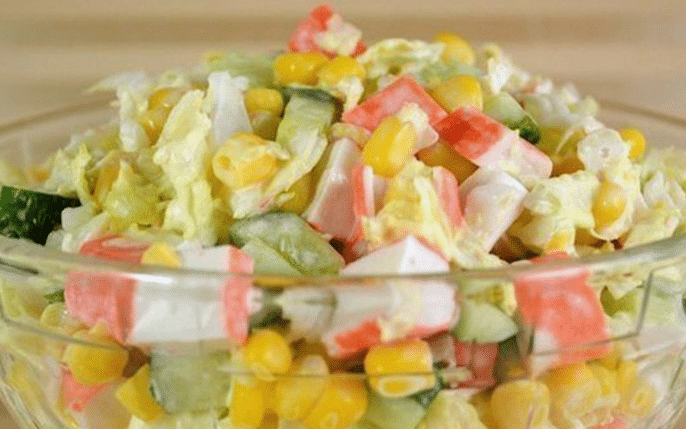 Salat mit Surimi Sticks