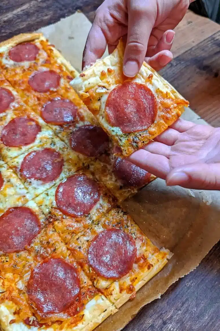 Du hast spontan Lust auf eine richtig leckere Pizza? Dann probiere unbedingt diese knusprige Blätterteig-Pizza mit herzhafter Salami.
