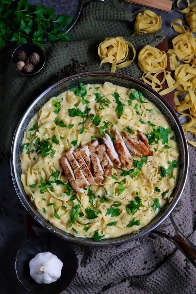 Pasta Alfredo ist perfekt geeignet für das schnelle Mittagessen oder aber für den gemütlichen italienischen Abend zu zweit