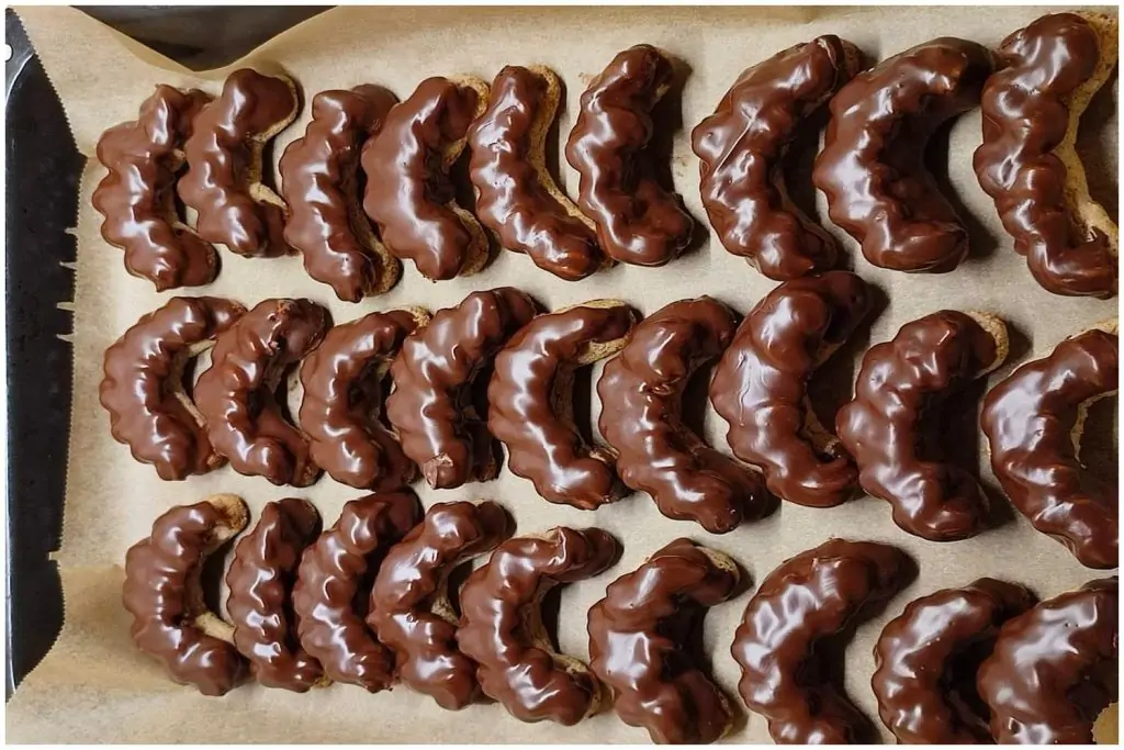 Paradiesische Walnuss-Hörnchen mit Schokoladenbuttercreme