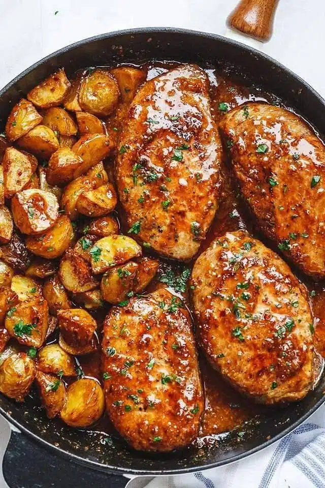 Honig-Senf-Schweinekoteletts und Kartoffelpfanne