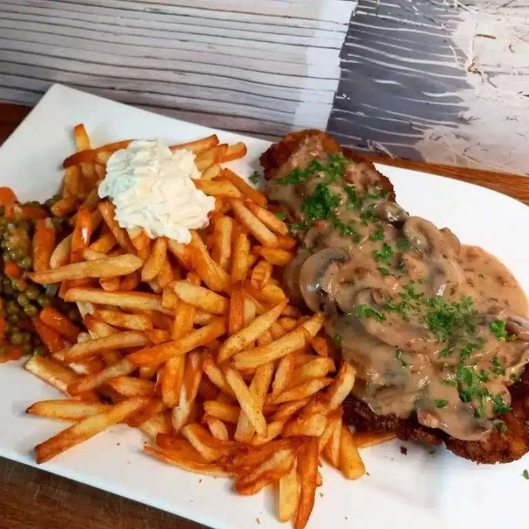 Jägerschnitzel nach Art des Hauses