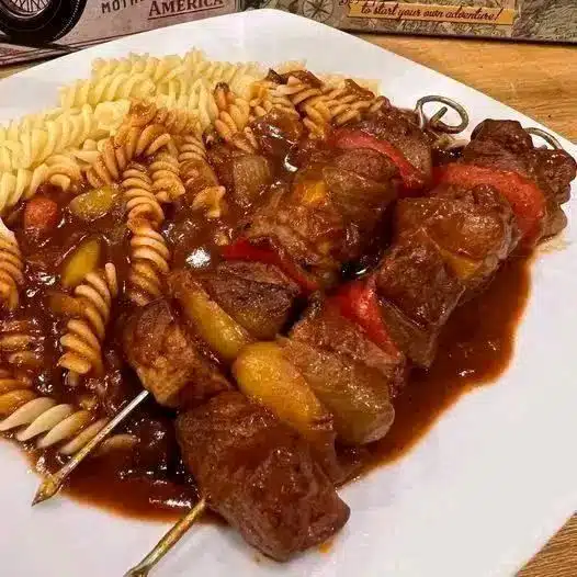 Schaschlik mit Nudeln