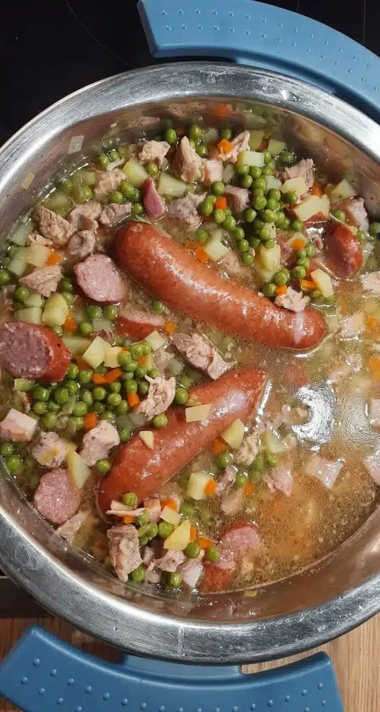 Erbsensuppe mit Gelderländer Speck, Mettenden, geschälten Rippchen, Kartoffeln, Erbsen, Knoblauch und Gemüsesuppe