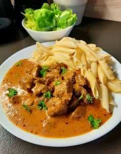 schmand oder sahne in gulasch