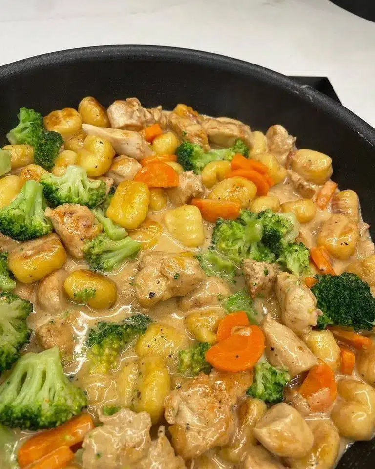 Gnocchi mit Hühnerfleisch, Brokkoli und Karotten: Ein farbenfrohes und gesundes Gericht