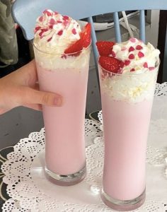 Erdbeer-Milchshake mit nur 3 Zutaten, so lecker und gesund