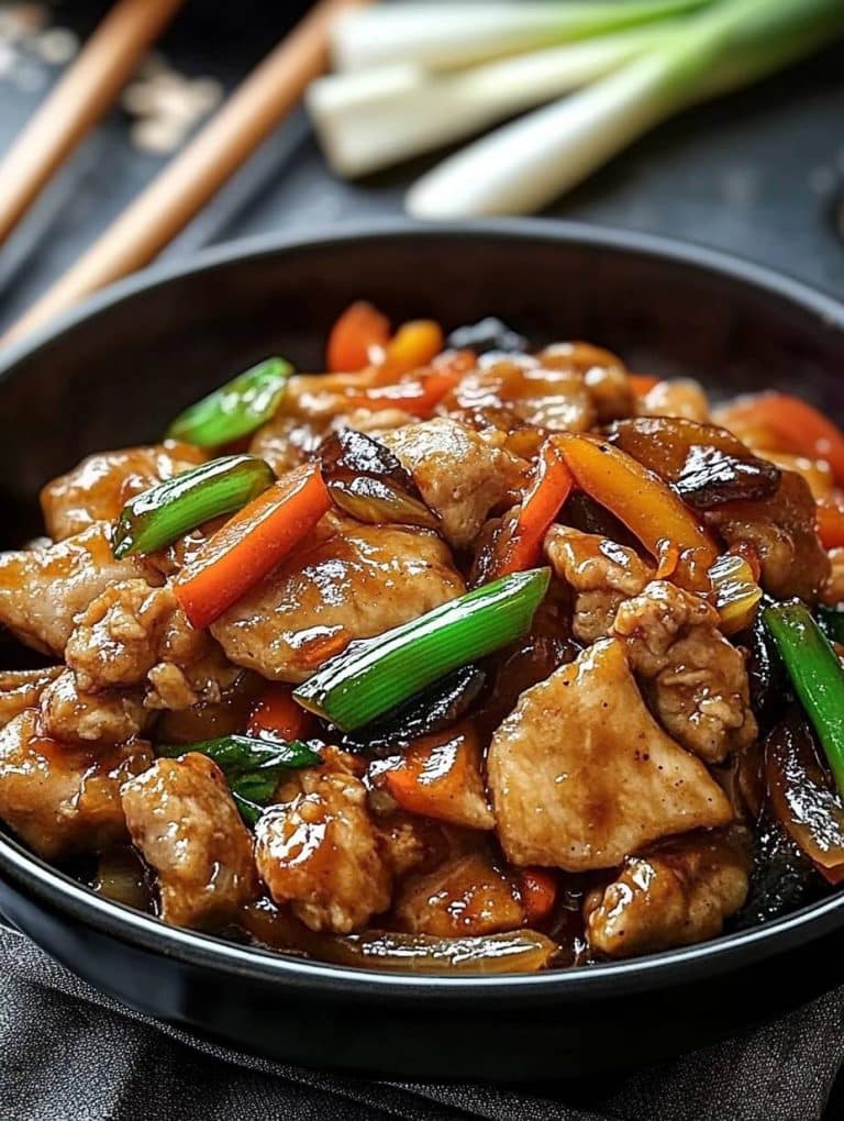 Chinesische Hähnchenpfanne mit Spitzkohl und Zwiebel