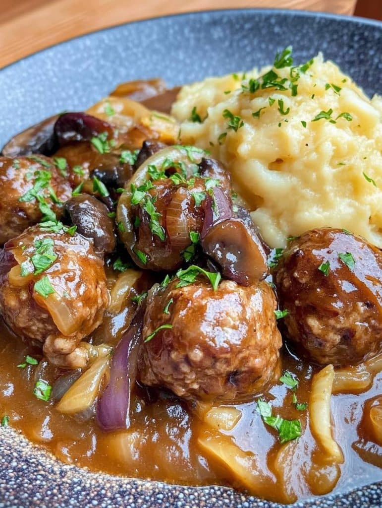 Hackbällchen in deftiger Zwiebel-Champignon Soße