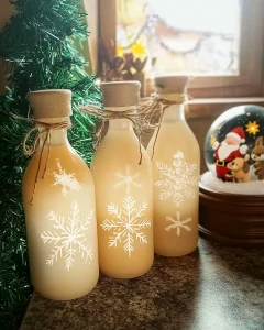 Flasche Amaretto Likör auf einem Holzstamm, bereit zum Genießen