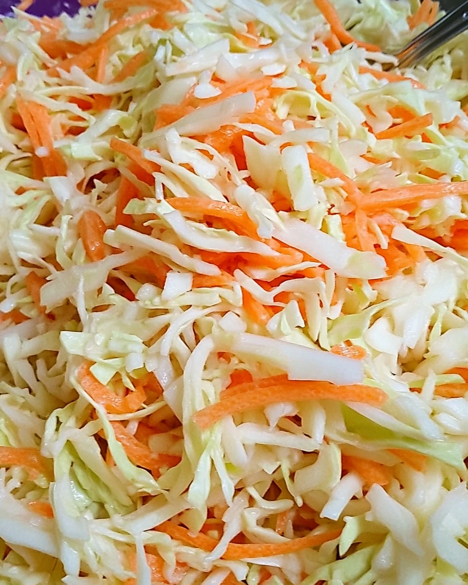 Schüssel mit amerikanischem Krautsalat, frisch zubereitet und lecker