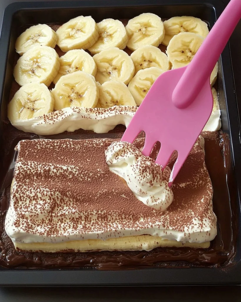 Saftiger Bananenkuchen mit frischen Bananen und Nüssen