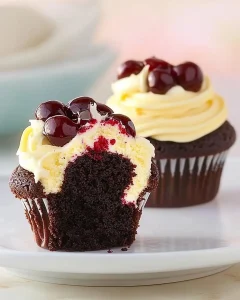 Donauwellen Muffins mit Vanillepudding auf einem Teller angerichtet