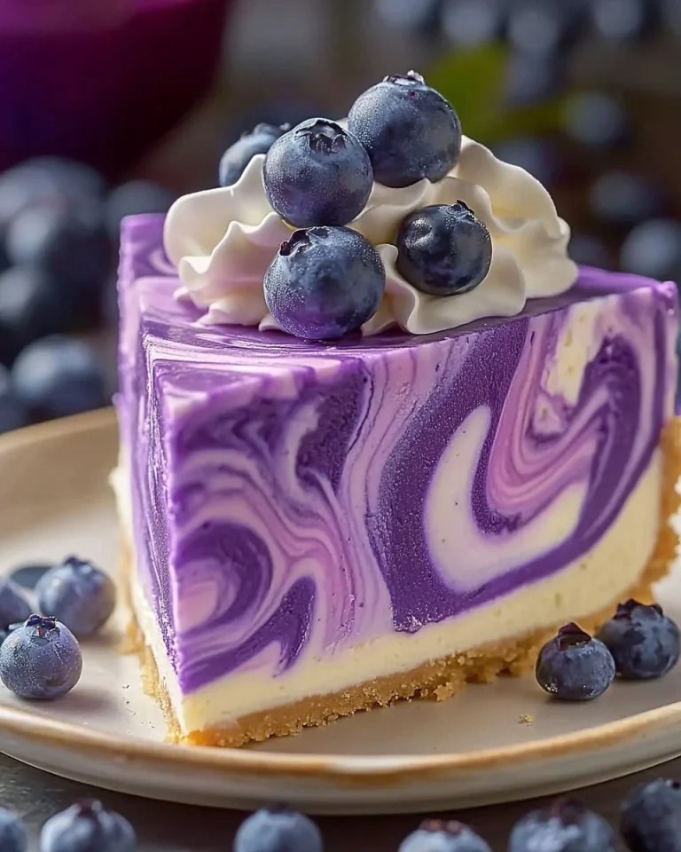 Eleganter Käsekuchen mit weißer Schokolade und Heidelbeeren