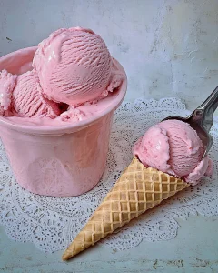 Erdbeereis ohne Eismaschine in einer Schale mit frischen Erdbeeren