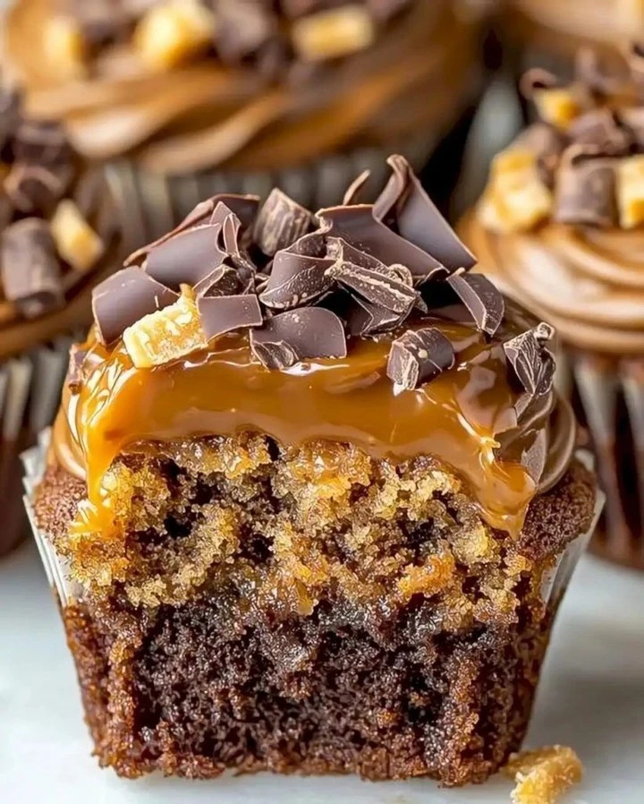 Luxuriöse Karamell-Schokoladen-Cupcakes