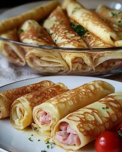 Pfannkuchen mit Schinken und Käse auf einem Teller