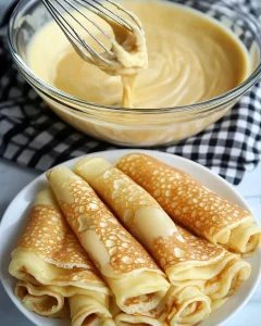 Quark Pfannkuchen ohne Mehl auf einem Teller serviert