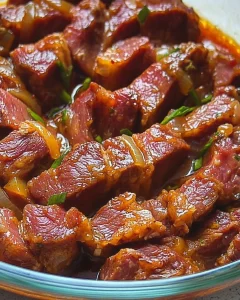 Ein köstlicher Räuberbraten serviert mit Beilagen auf einem Teller.