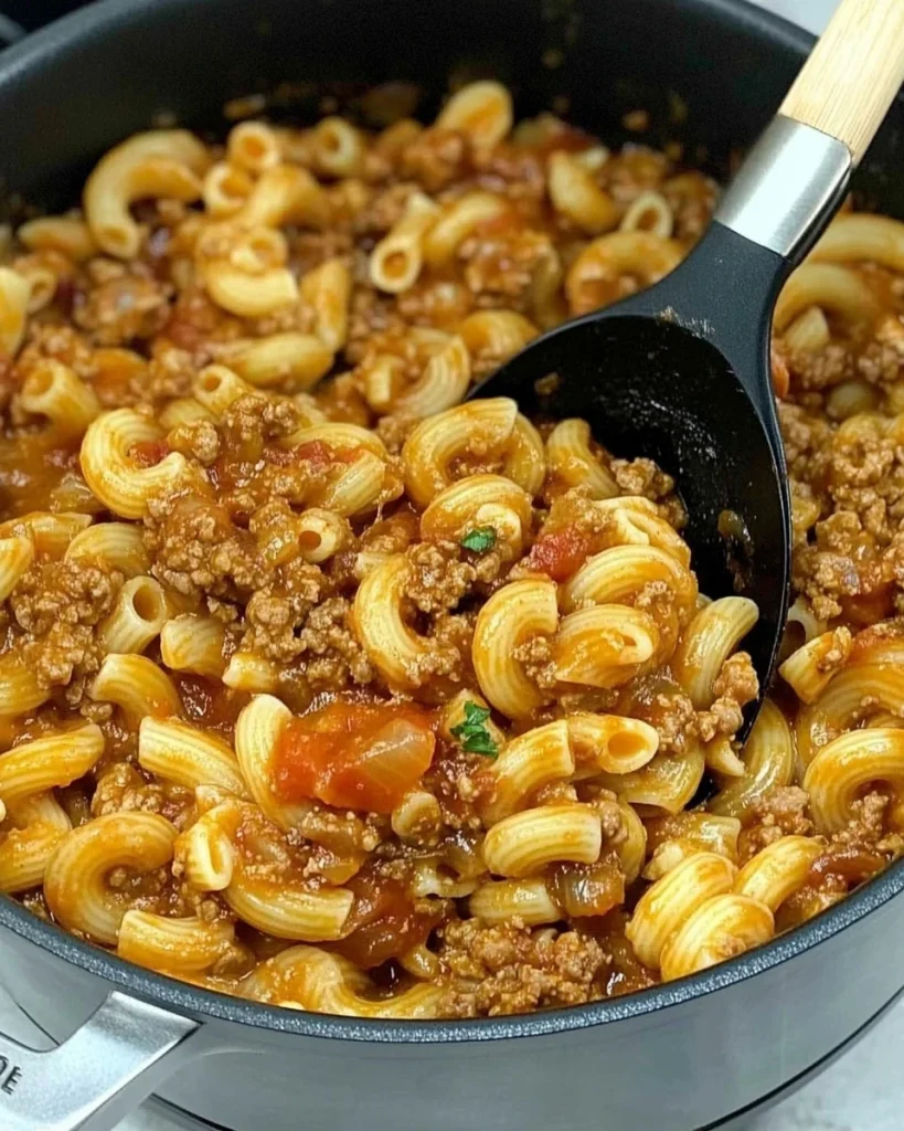 Schnelle Hackpfanne mit Nudeln auf einem weißen Teller serviert.