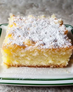Streuselkuchen mit Vanillepudding auf einem Teller serviert