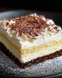 Veganer Vanillecreme Kuchen ohne backen auf einem Teller