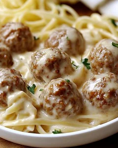 Cremige Fleischbällchen mit Nudeln auf einem Teller serviert
