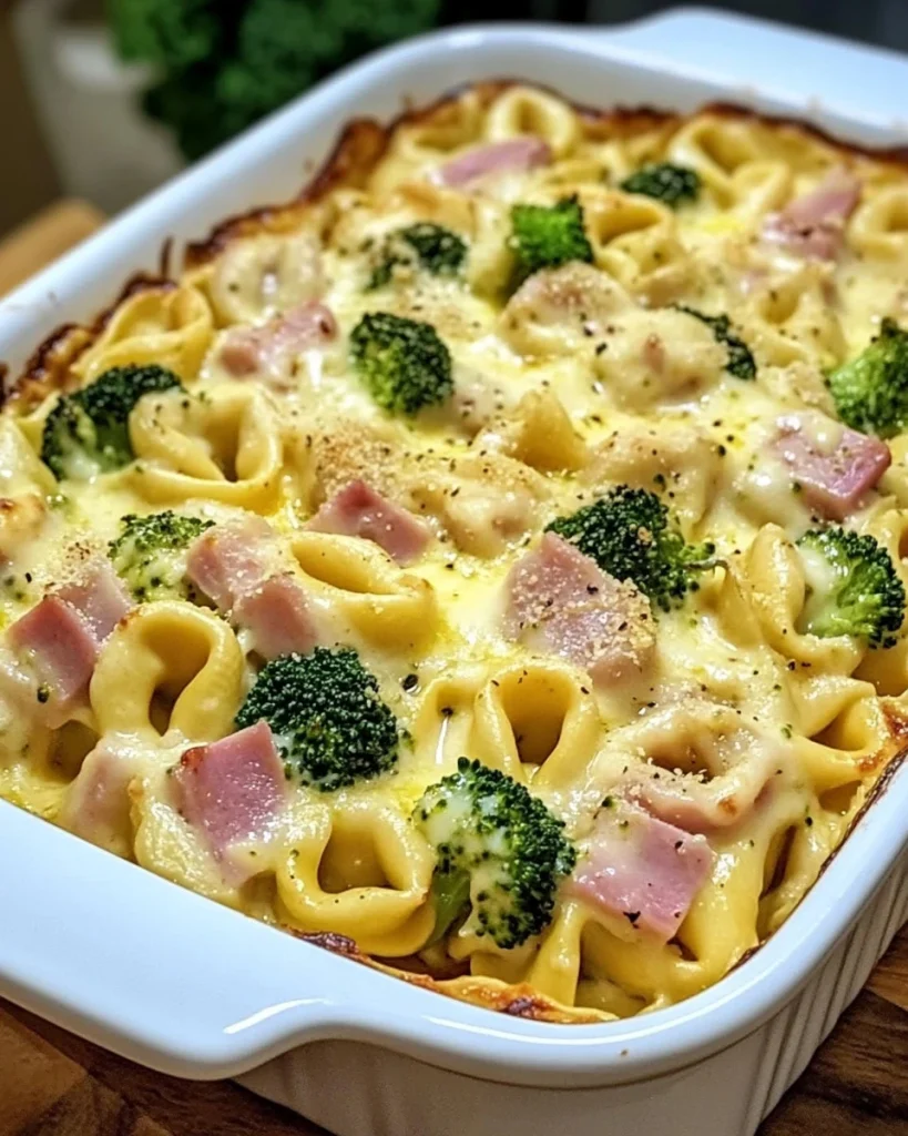 Cremiger Tortellini-Auflauf mit Brokkoli in einer Auflaufform serviert