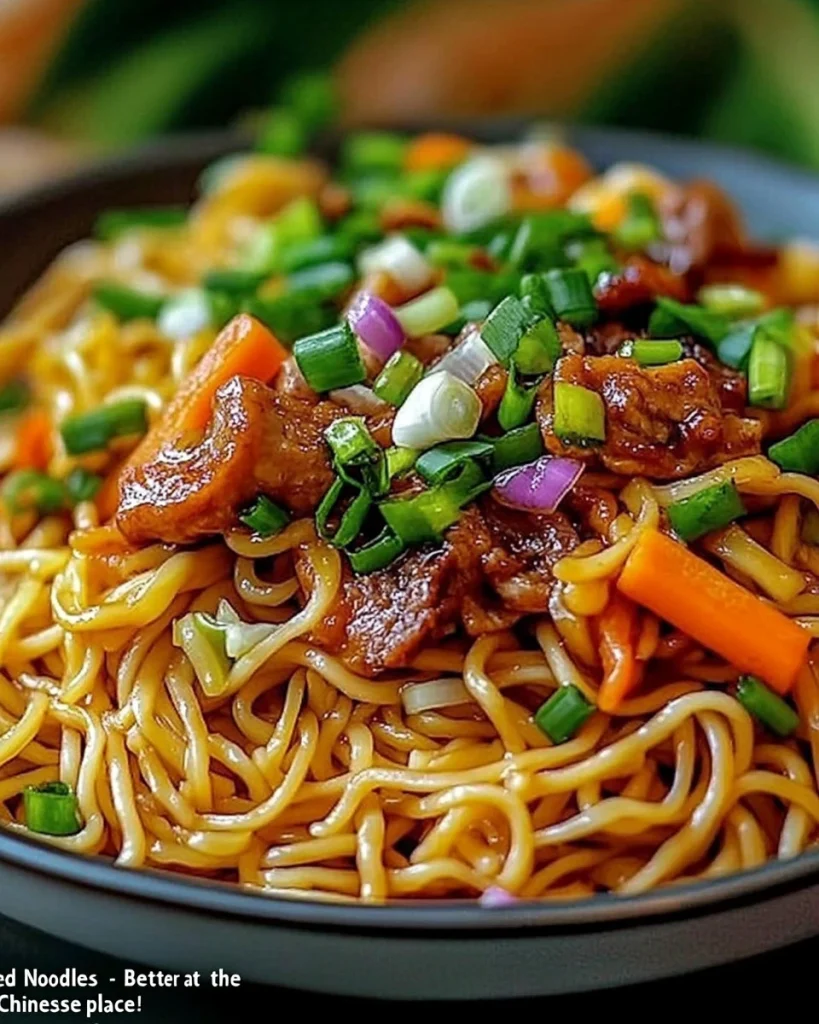 Leckere gebratene Nudeln serviert auf einem Teller