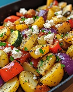 Knusprige Feta-Kartoffeln mit buntem Ofengemüse auf einem Teller