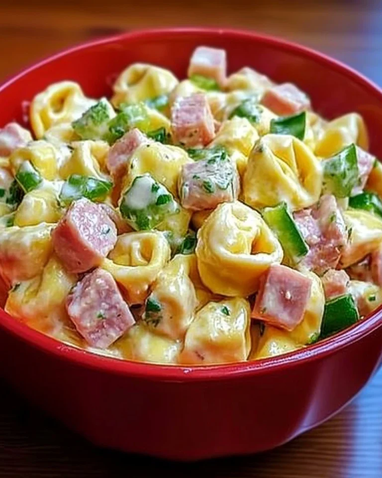 Schneller Tortellini Salat mit frischem Gemüse und Dressing für Grillpartys.