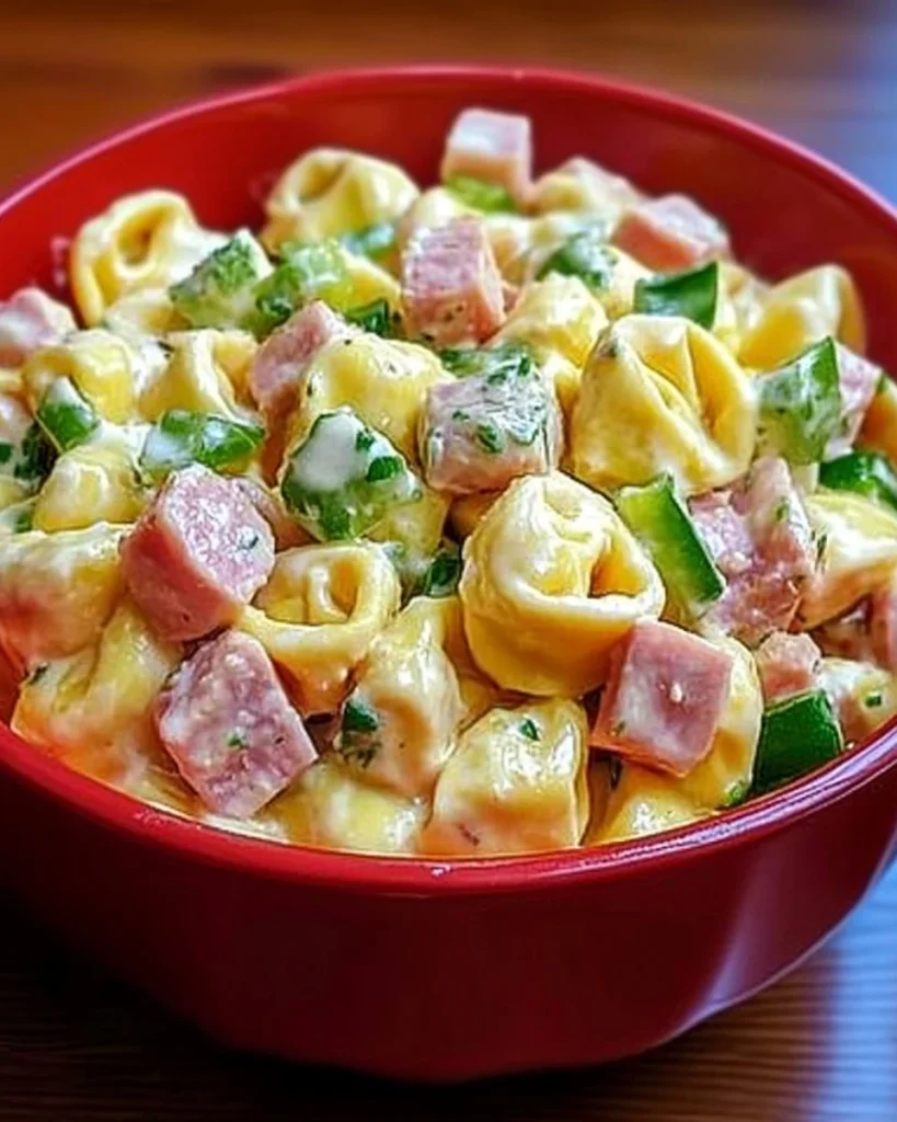 Schneller Tortellini Salat mit frischem Gemüse und Dressing für Grillpartys.
