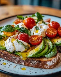 Delikate Avocado-Burrata-Bruschetta mit Tomaten auf rustikalem Brot
