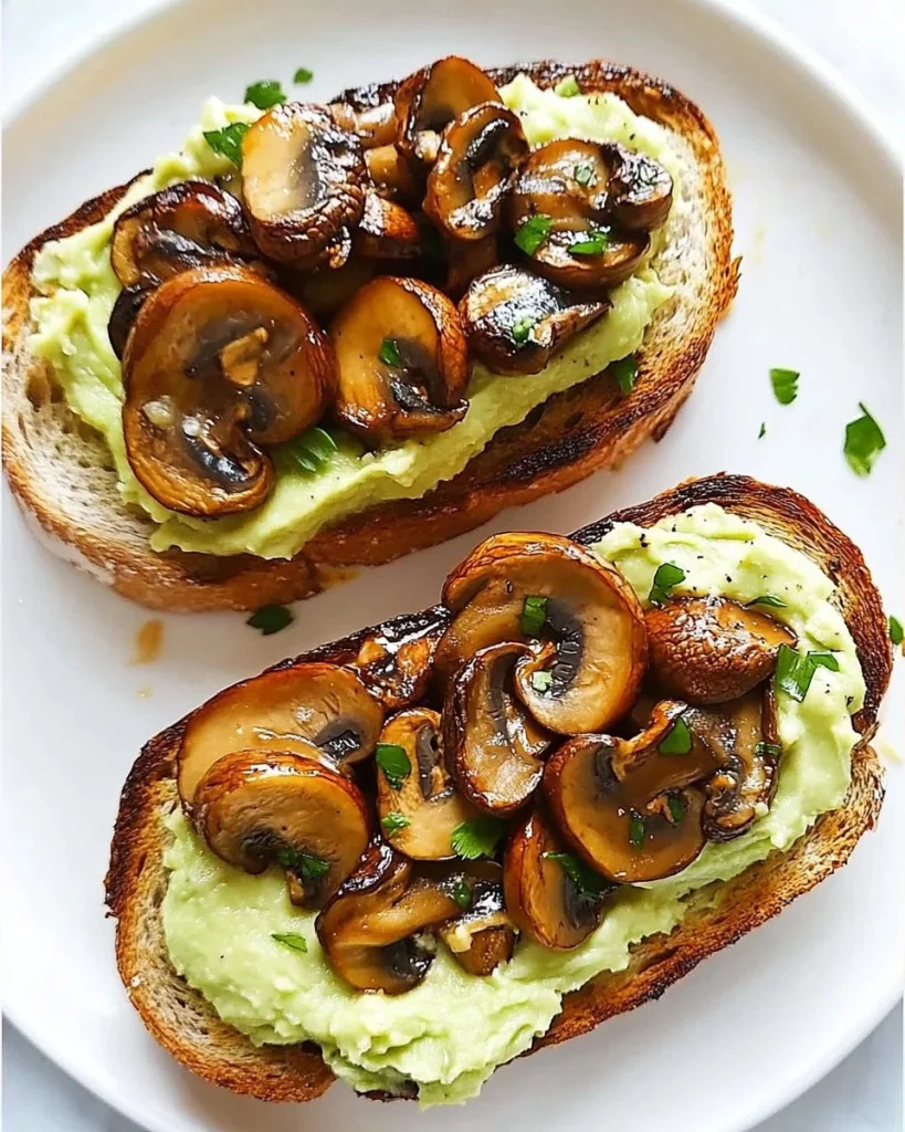 Avocado-Pilz-Brot mit Frischkäse auf einem Holzbrett serviert.