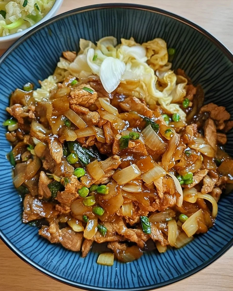 Chinakohl mit Hackfleisch in einer Pfanne zubereitet für ein schnelles Gericht.