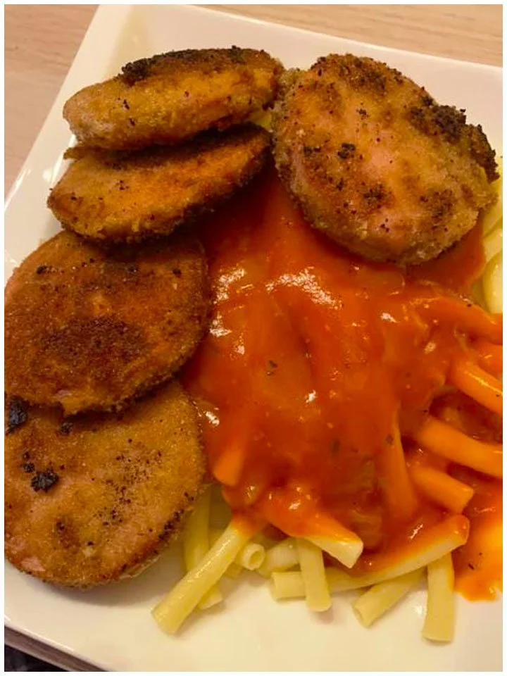 DDR Makkaroni mit Tomatensoße und knusprigem Jägerschnitzel auf einem Teller